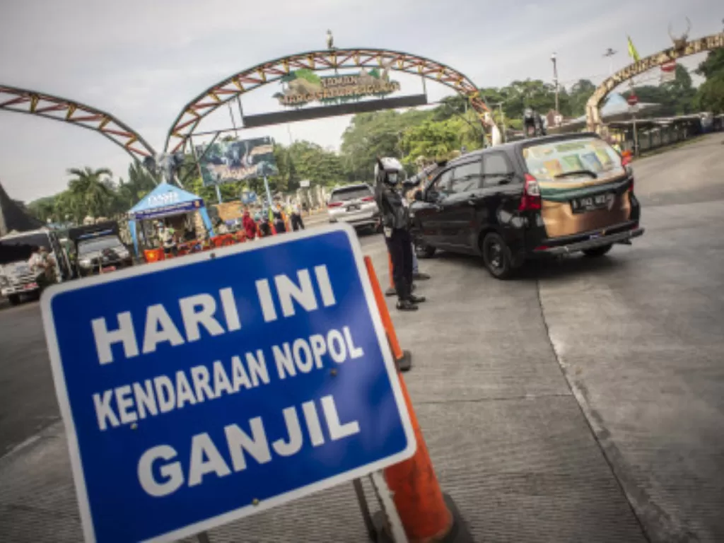Petugas Dishub DKI Jakarta mengatur arus lalu lintas di depan pintu masuk Taman Margasatwa Ragunan, Jakarta, Sabtu (23/10/2021). (ANTARA FOTO/Aprillio Akbar)