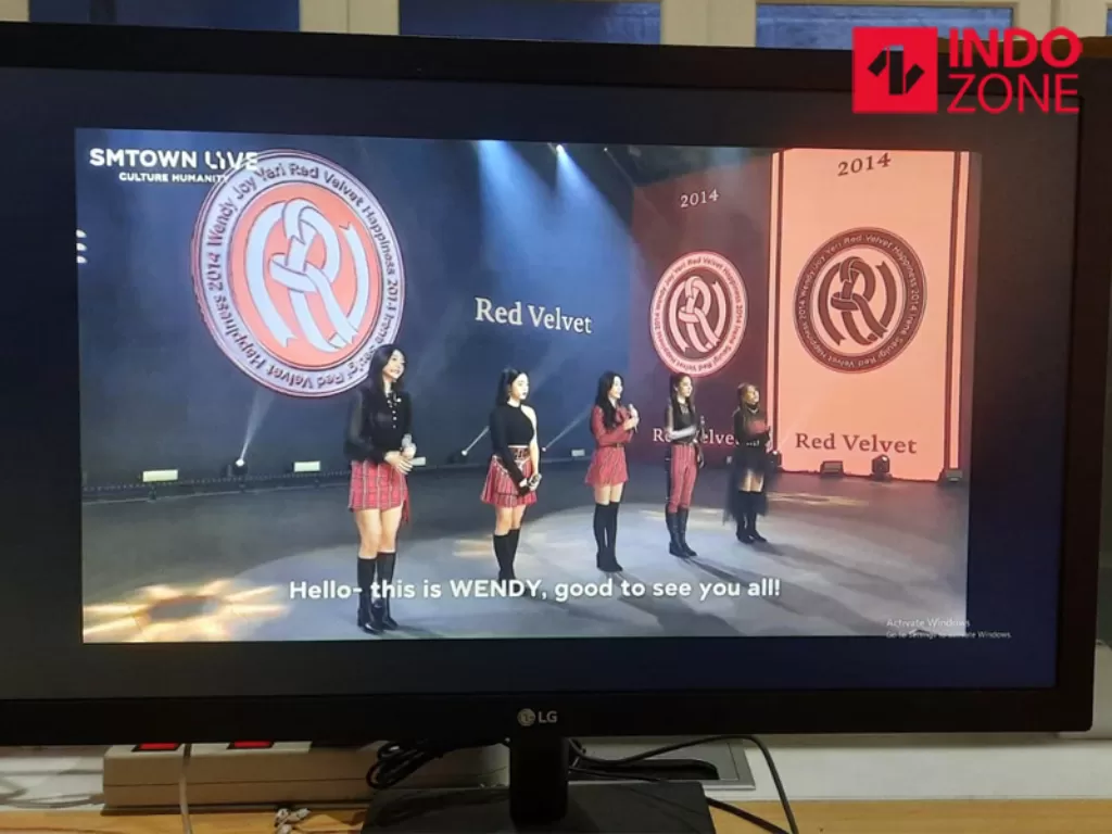 Ilustrasi menonton konser virtual grup Kpop Red Velvet. (INDOZONE/M Fadli).