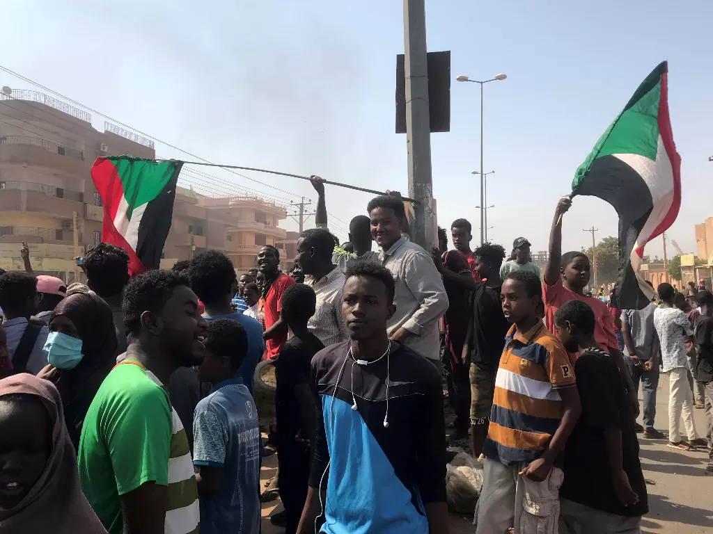 Masyarakat Sudan melakukan demonstrasi mengecam kudeta militer (REUTERS)