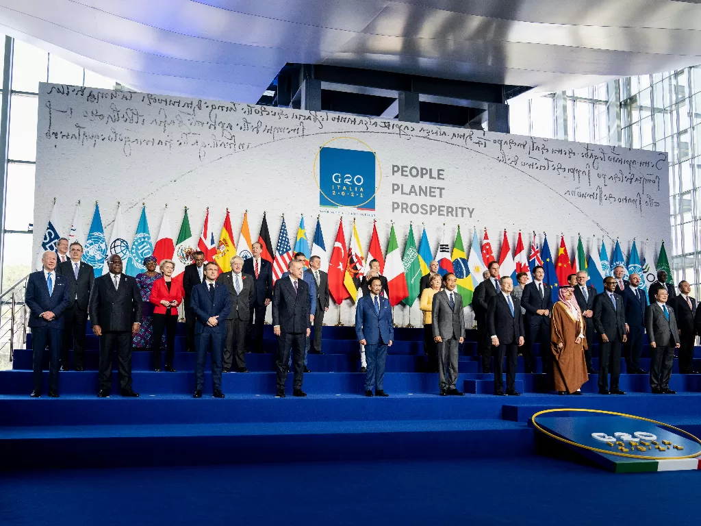 Presiden RI Joko Widodo (Jokowi) dan dan para pemimpin lainnya berdiri untuk foto keluarga pada KTT G20 di La Nuvola di Roma, Italia 30 Oktober 2021. (photo/Erin Schaff/Pool via REUTERS)