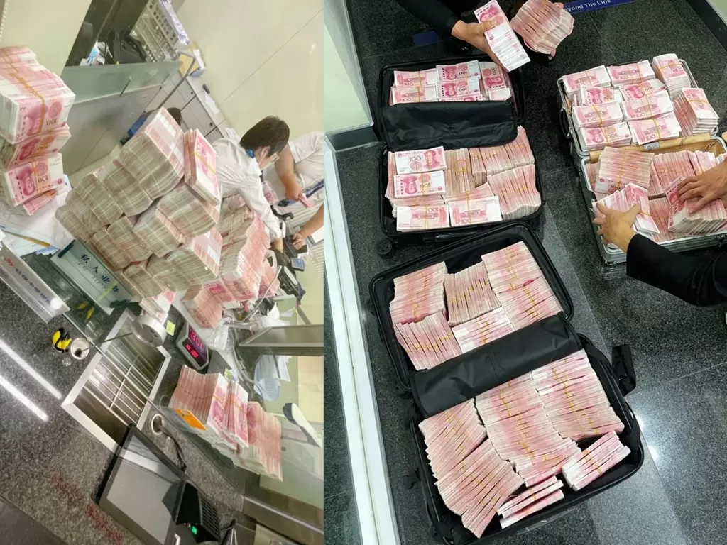Seorang pria tajir di China menarik uang tabungan dari bank (Asia Wire)