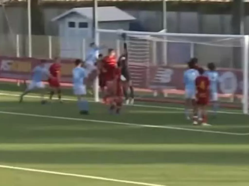 Momen pemain muda Napoli bikin gol tangan Tuhan. (screenshot video).