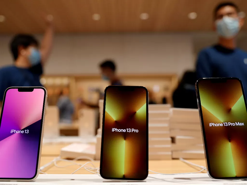 iPhone 13 yang dijual di Beijing (REUTERS/Carlos Garcia Rawlins)