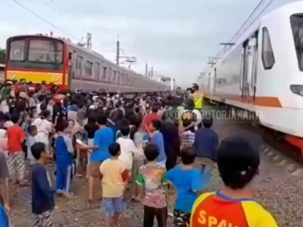 Sepeda motor ditabrak kereta api. (Instagram/@kontributorjakarta)