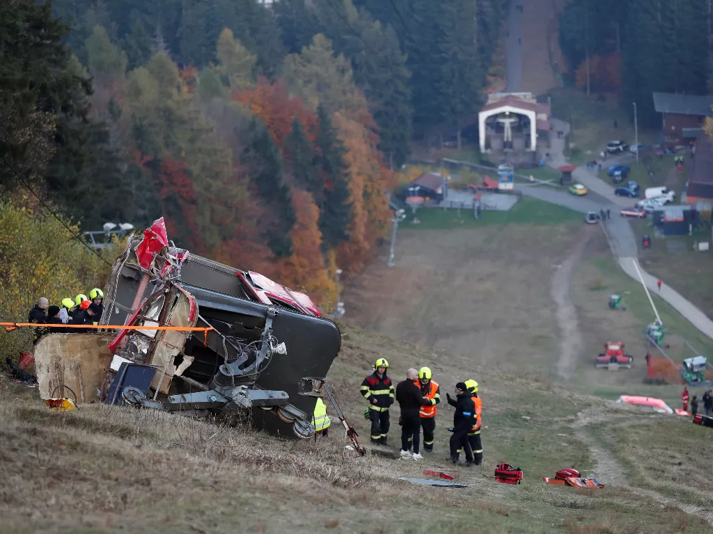 Polisi dan petugas penyelamat terlihat di dekat kereta gantung yang jatuh di Liberec, Republik Ceko, 31 Oktober 2021.  (photo/REUTERS/David W Cerny)