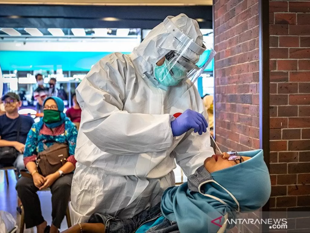 Petugas medis melakukan tes swab Covid-19 terhadap seorang pengunjung di salah satu pusat perbelanjaan modern Kota Semarang, Jawa Tengah, Selasa (2/6/2020). (ANTARA FOTO/Aji Styawanhpaa)