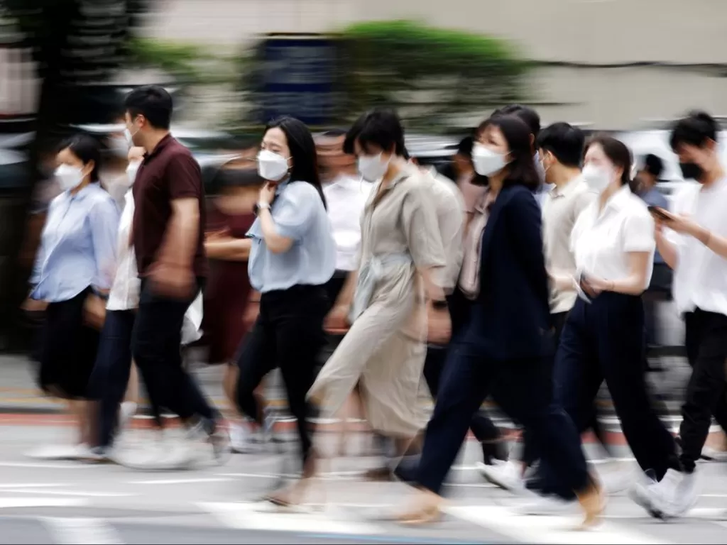 Warga menggunakan masker di Seoul, Korea Selatan, 5 Juli 2021. (REUTERS/Kim Hong-Ji)