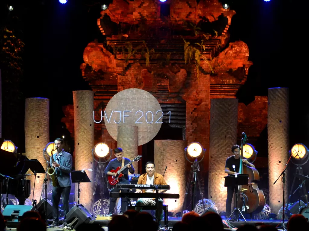 Musisi Indra Lesmana (tengah) tampil (ANTARA FOTO/Fikri Yusuf)