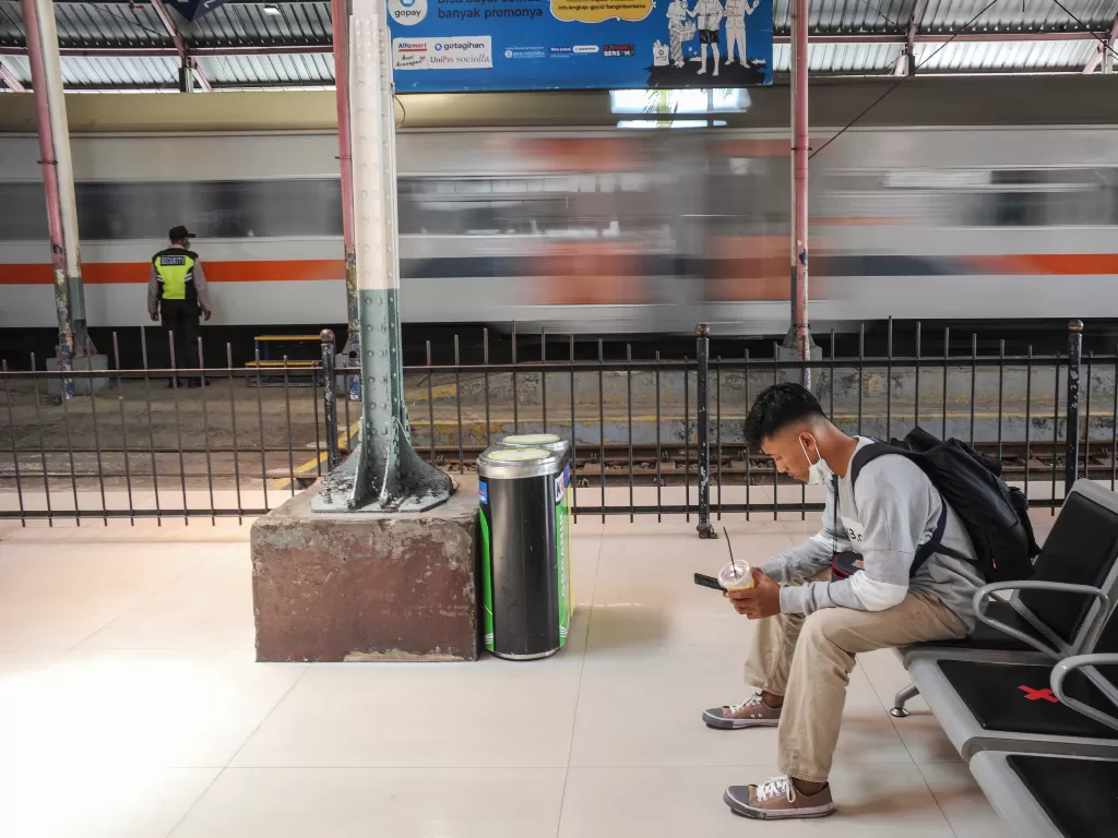 Calon penumpang menunggu kereta api lokal di Stasiun Kiaracondong, Bandung (Ilustrasi/ANTARA FOTO/Raisan Al Farisi)