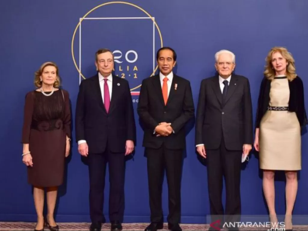 Presiden RI Joko Widodo (tengah) menghadi jamuan makan malam oleh PM  Italia. (ANTARA/HO-Biro Pers Sekretariat Presiden)