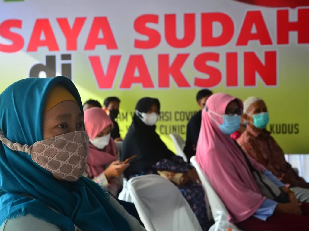 Warga antre mengikuti vaksinasi COVID-19 di Rumah Sakit Kumala Siwi, Kudus, Jawa Tengah, Sabtu (31/7/2021). (ANTARA FOTO/Yusuf Nugroho/foc)