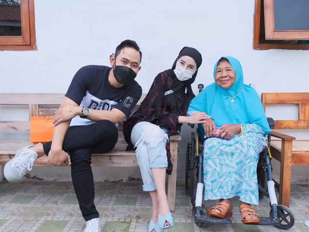 Juragan 99 dan istri beri bantuan ke Bu Trimah (Instagram/shandypurnamasari)