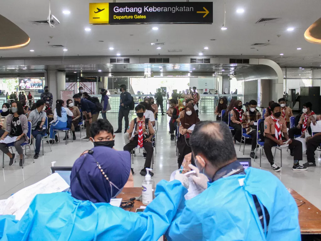 Siswa mengikuti vaksinasi COVID-19 di Terminal 2 Bandara Internasional Juanda di Sidoarjo, Jawa Timur. (Foto: ANTARA/Umarul Faruq)
