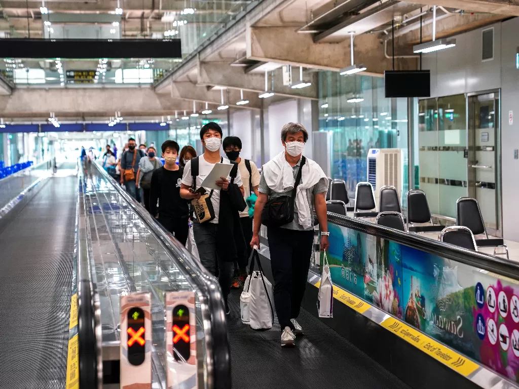 Turis asing tiba di Bandara Suvarnabhumi pada hari pertama kampanye pembukaan kembali negara itu, bagian dari rencana pemerintah untuk memulai sektor pariwisata yang dilanda pandemi di Bangkok, Thailand 1 November 2021. (photo/REUTERS/Athit Perawongmetha)