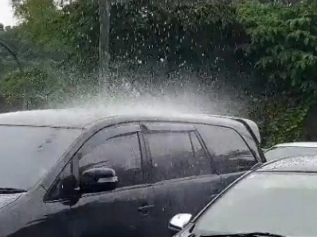 Hujan lokal guyur sebuah mobil di Cikarang Utara (TikTok/uryanriana)
