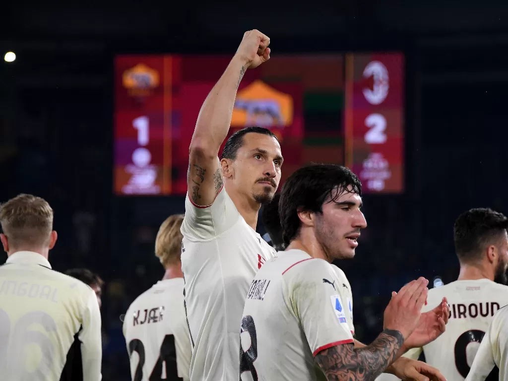 Zlatan Ibrahimovic dalam kemenangan AC Milan atas Roma di Serie A, Senin (1/11/2021) dini hari WIB (REUTERS/ALBERTO LINGRIA)
