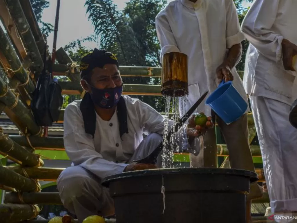 Sejumlah kesepuhan mencuci benda pusaka dalam upacara adat Nyangku di Situ Nusa Gede, Panjalu, Kabupaten Ciamis, Jawa Barat, Senin (1/11/2021). (Antara/Adeng Bustomi)