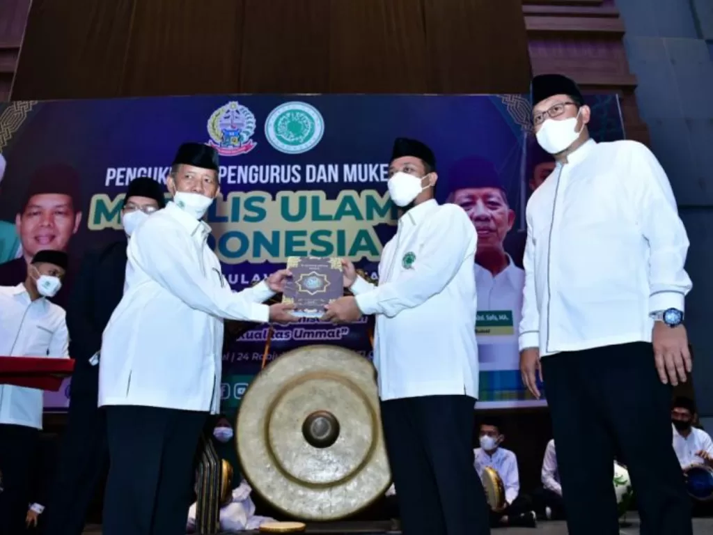 Plt Gubernur Sulawesi Selatan Andi Sudirman Sulaiman (dua kanan) menyerahkan Al-Qur’an 2.000 mushaf secara simbolis kepada kabupaten/kota di acara pengukuhan Pengurus MUI Sulsel di Makassar, Minggu (31/10/2021) ANTARA/HO-Humas Pemprov Sulsel