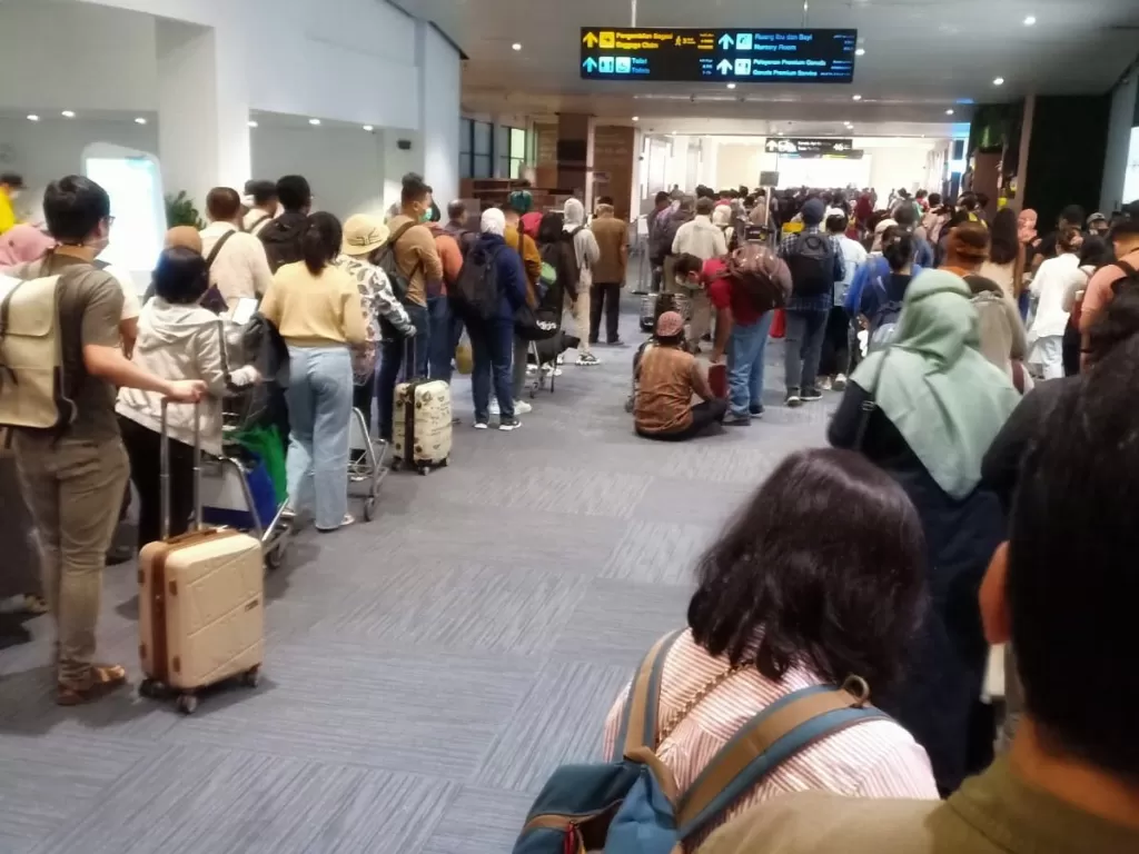 Para penumpang pesawat sedang menunggu di Bandara. (Twitter/Juru Wabah)