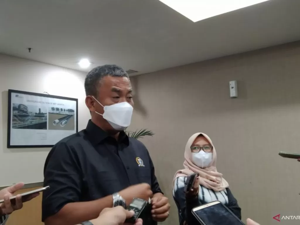 Ketua DPRD DKI Jakarta Prasetyo Edi Marsudi ketika diwawancarai awak media di Gedung DPRD DKI (ANTARA/Dewa Ketut Sudiarta Wiguna)