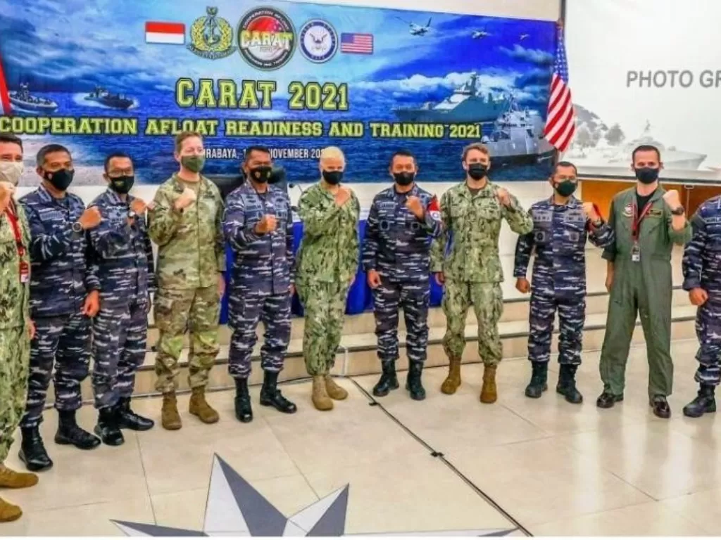 Prajurit TNI AL dan militer AS memulai latihan militer bersama atau 'Cooperation Afloat Readiness and Training' (CARAT) di Surabaya, Senin (1/11/2021).  (photo/ANTARA/HO-Angkatan Laut AS)
