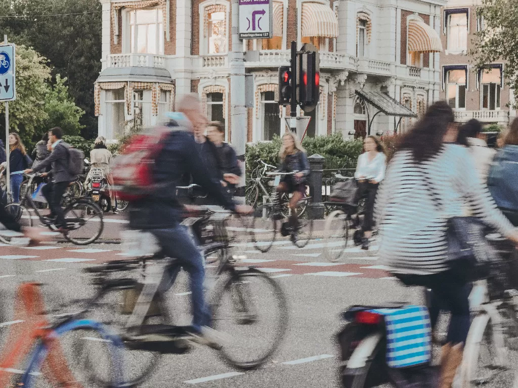 Ilustrasi pengendara sepeda di jalanan (Ilustrasi/Norali Nayla)