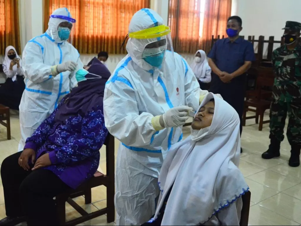 Petugas kesehatan melakukan swab test antigen kepada guru dan siswa di SMP 1 Jekulo, Kudus, Jawa Tengah. (ANTARA FOTO/Yusuf Nugroho)
