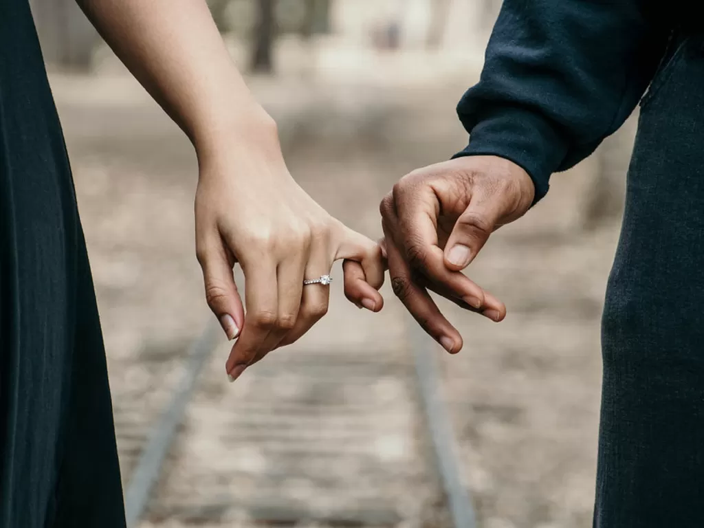 Pasangan yang berpegangan tangan. (photo/Ilustrasi/Pexels/Jasmine Carter)