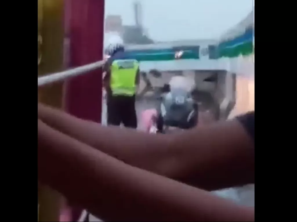 Rekaman video saat polisi meminta sekarung bawang dari supir truk di Tangerang (screenshot)