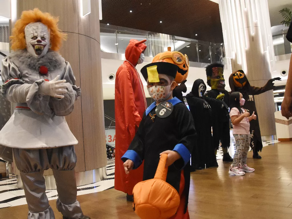  Ilustrasi Peserta parade kostum Halloween berkeliling pusat belanja Neo Soho Mall di Jakarta, Sabtu (30/10/2021).  (photo/ANTARA FOTO/Indrianto Eko Suwarso/ilustrasi)