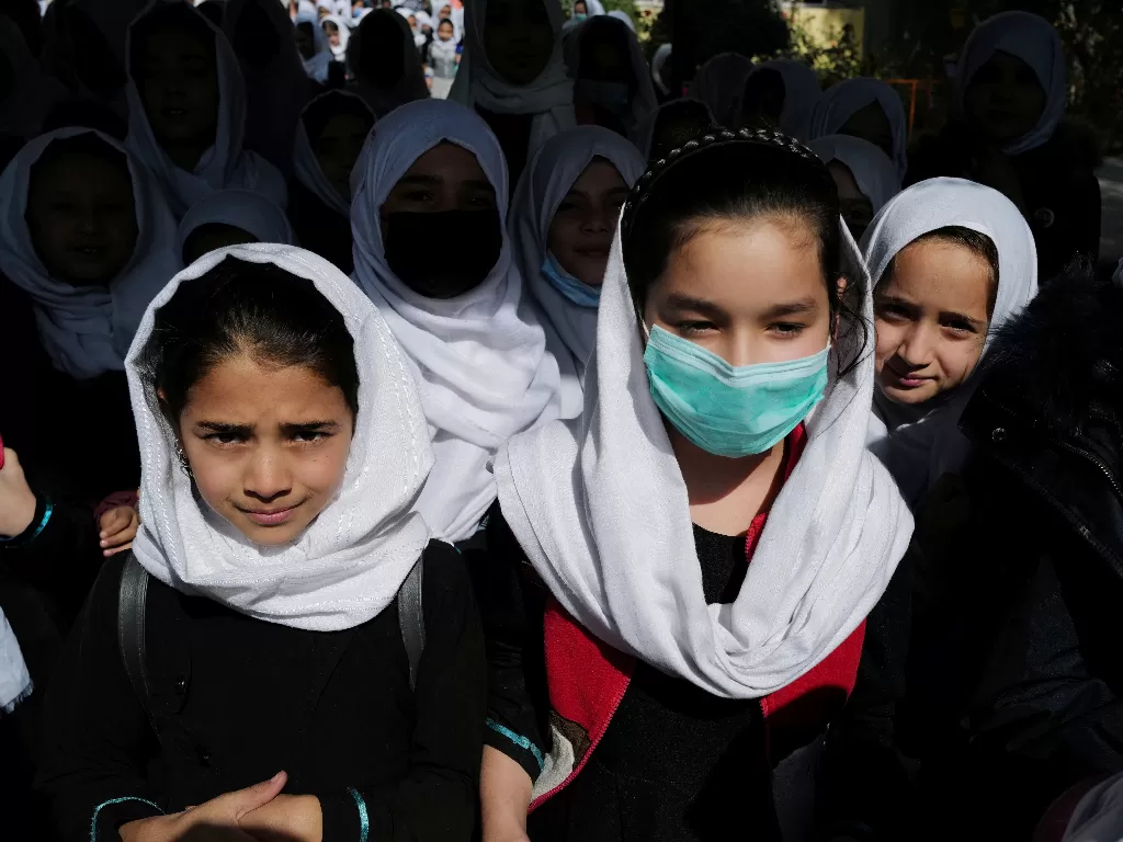 Anak-anak perempuan di Afghanistan berharap bisa kembali sekolah (REUTERS/Zohra Bensemra)