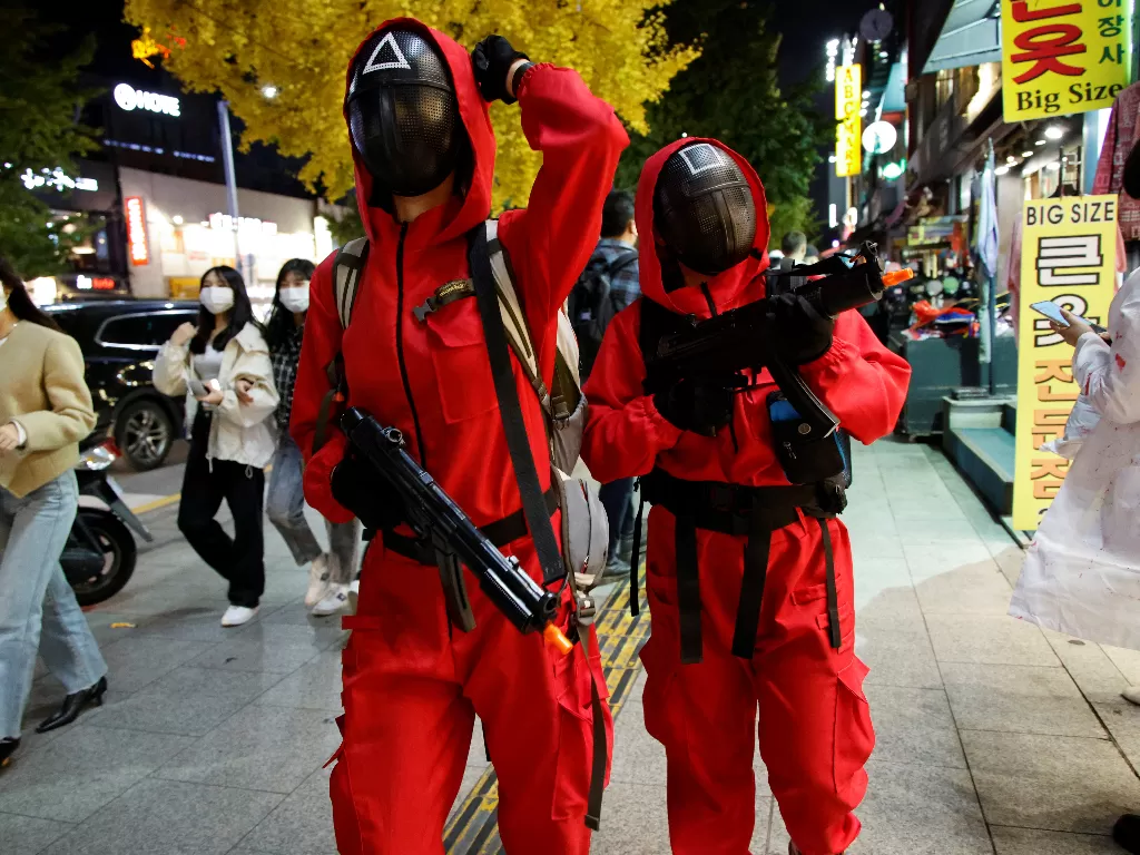 Ilustrasi perayaan Halloween menggunakan kostum Squid Game. (Photo/Ilustrasi/Reuters)