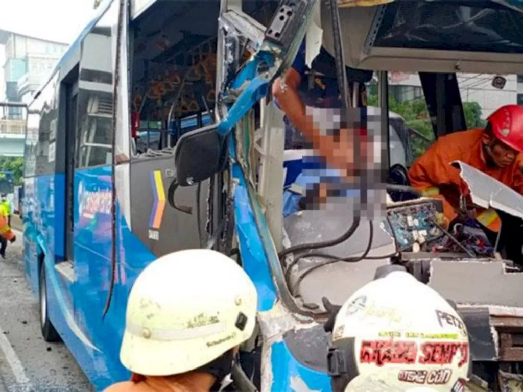 Proses evakuasi sopir bus Transjakarta yang tewas tergencet akibat tabrakan di Jalan MT Haryono, Jakarta Timur, Senin, 25 Oktober 2021. (Sudin Damkar Jakarta Timur)
