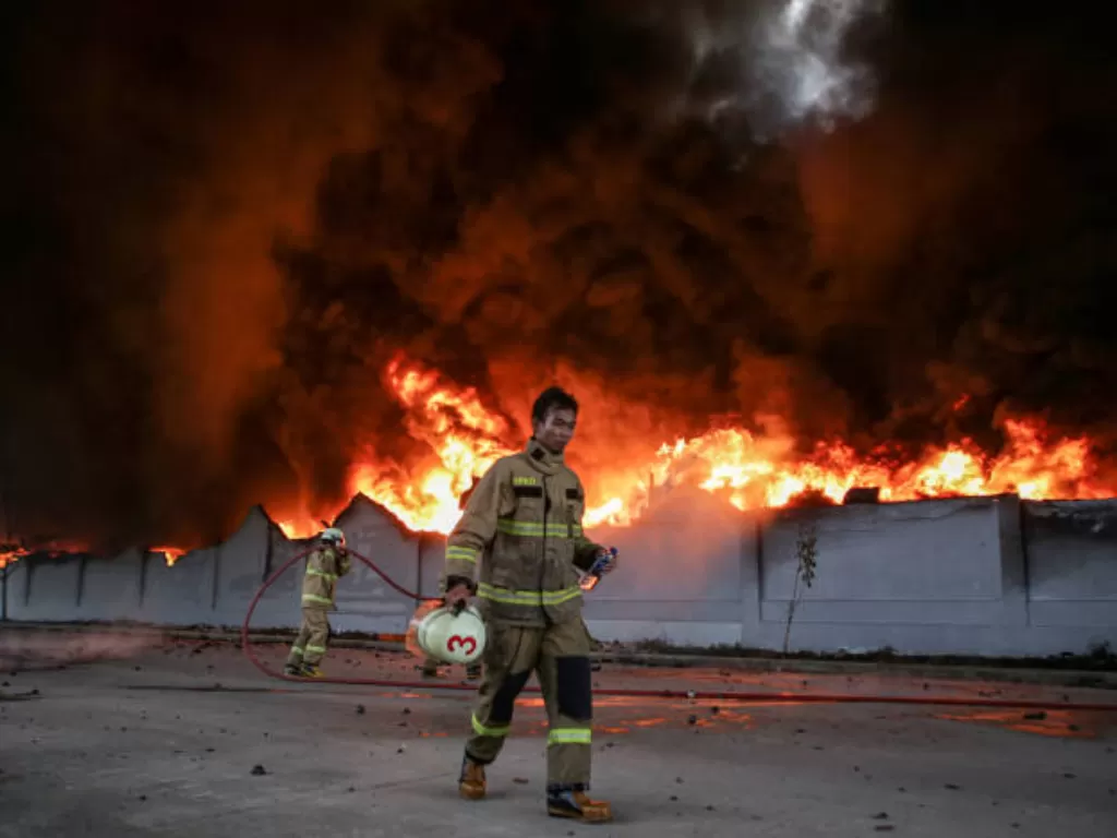 Petugas pemadam kebakaran berusaha memadamkan api yang membakar pabrik korek api di Pakuhaji, Kabupaten Tangerang, Banten, Selasa (2/11/2021). (ANTARA FOTO/Fauzan)