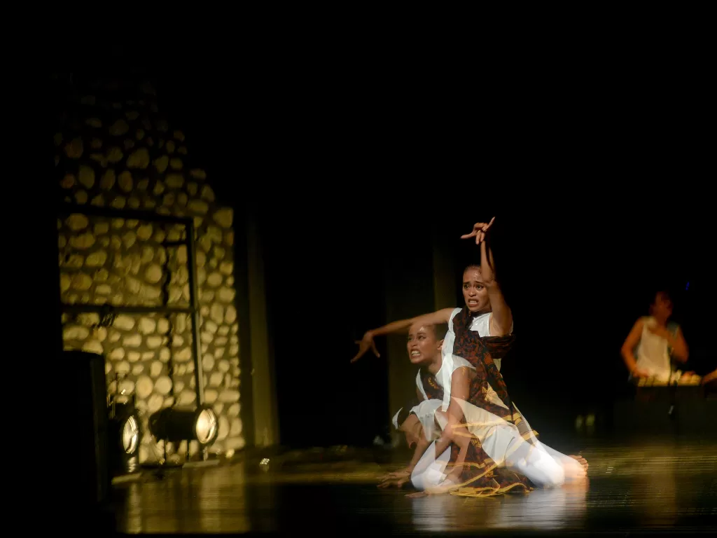 Foto multipel eksposure penari dari Muara Performing Arts Pekanbaru (ANTARA FOTO/Iggoy el Fitra)