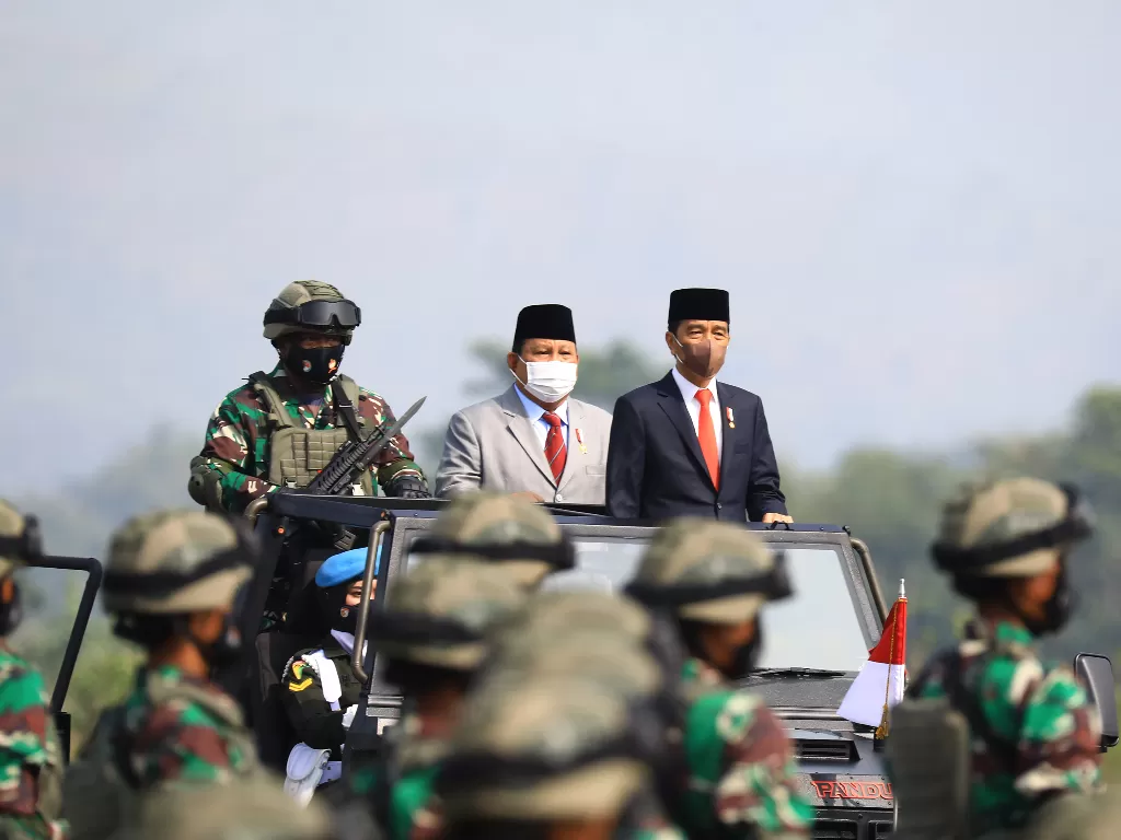 Presiden Joko Widodo (kanan) didampingi Menteri Pertahanan Prabowo Subianto (ANTARA FOTO/HO/Indonesia Defense Magz/pras/rwa.)