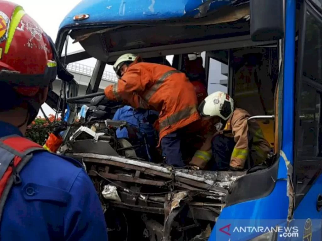 Petugas Sudin Gulkarmat Jakarta Timur membantu evakuasi supir TransJakarta yang menjadi korban kecelakaan di Cawang, Jakarta. (Handout Gulkarmat Jaktim)