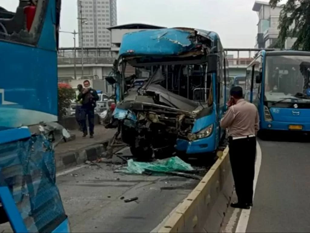 Kondisi bus TransJakarta yang mengalami kecelakaan di Cawang, Jakarta, Senin (25/10/2021). (Dok. Satlantas Polres Metro Jaktim)