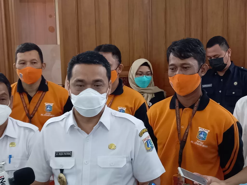 Wakil Gubernur DKI Jakarta, Ahmad Riza Patria memberikan predikat pahlawan untuk petugas Penanganan Prasarana dan Sarana Umum (PPSU) (Sarah Hutgaol/Indosport)