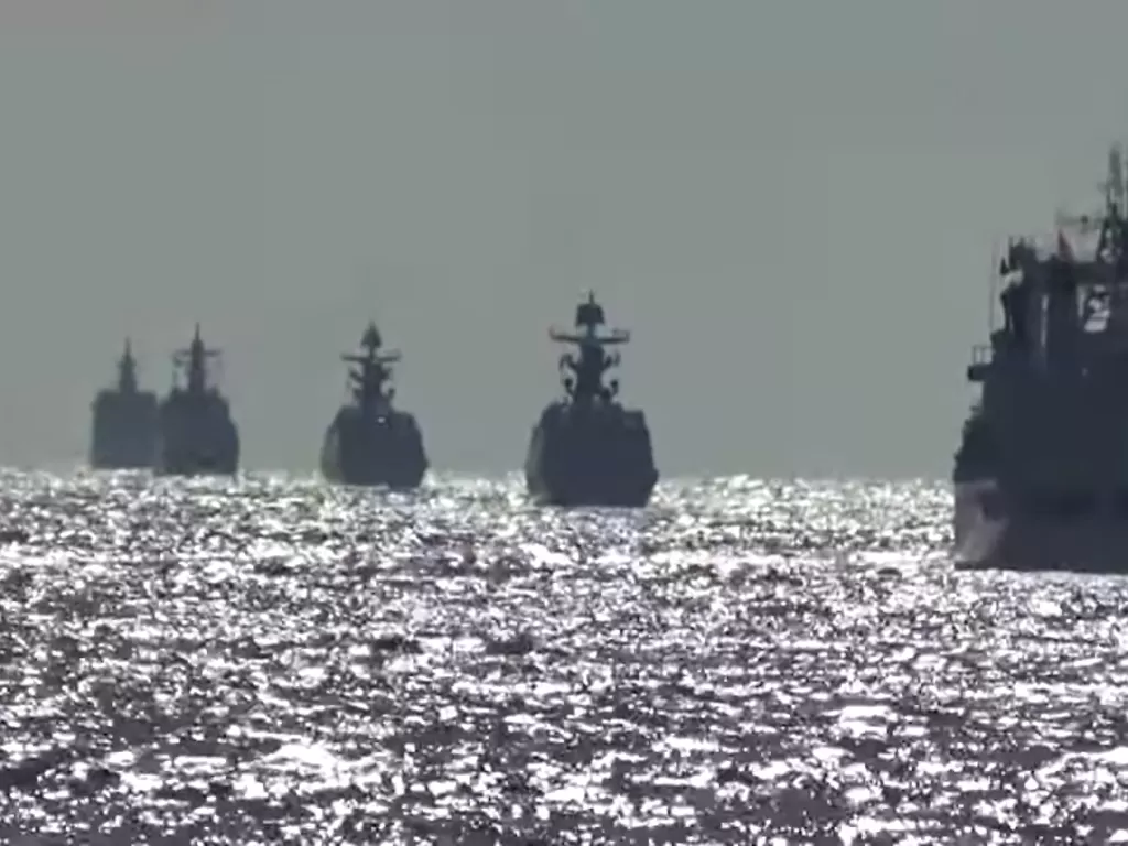 Kapal perang Angkatan Laut Rusia melakukan latihan di Samudra Pasifik. (REUTERS)