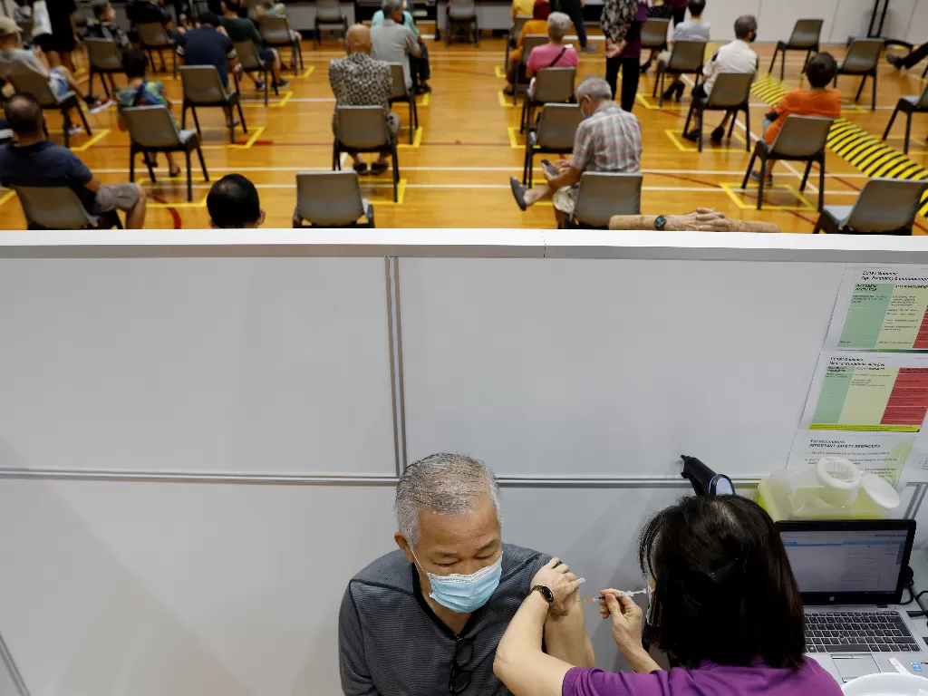 A man receives his vaccination at a coronavirus disease (COVID-19) vaccination center in Singapore (REUTERS/Edgar Su)