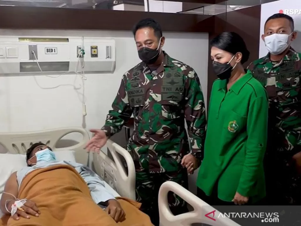 Tangkapan layar Kepala Staf Angkatan Darat (Kasad) Jenderal TNI Andika Perkasa membesuk Pratu Romi di RSPAD Gatot Soebroto (ANTARA/Muhammad Zulfikar/aa.)