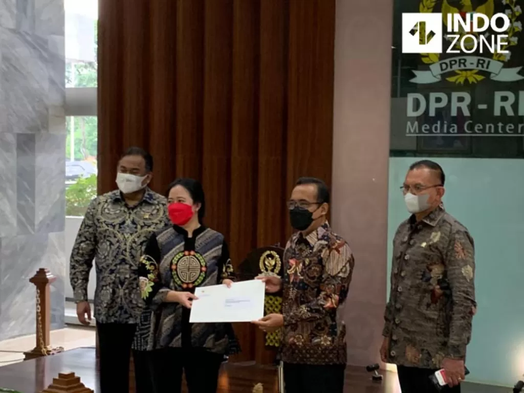 Menteri Sekretaris Negara Pratikno mengirim surat presiden terkait calon panglima TNI kepada Ketua DPR RI Puan Maharani (INDOZONE/Harits Tryan)