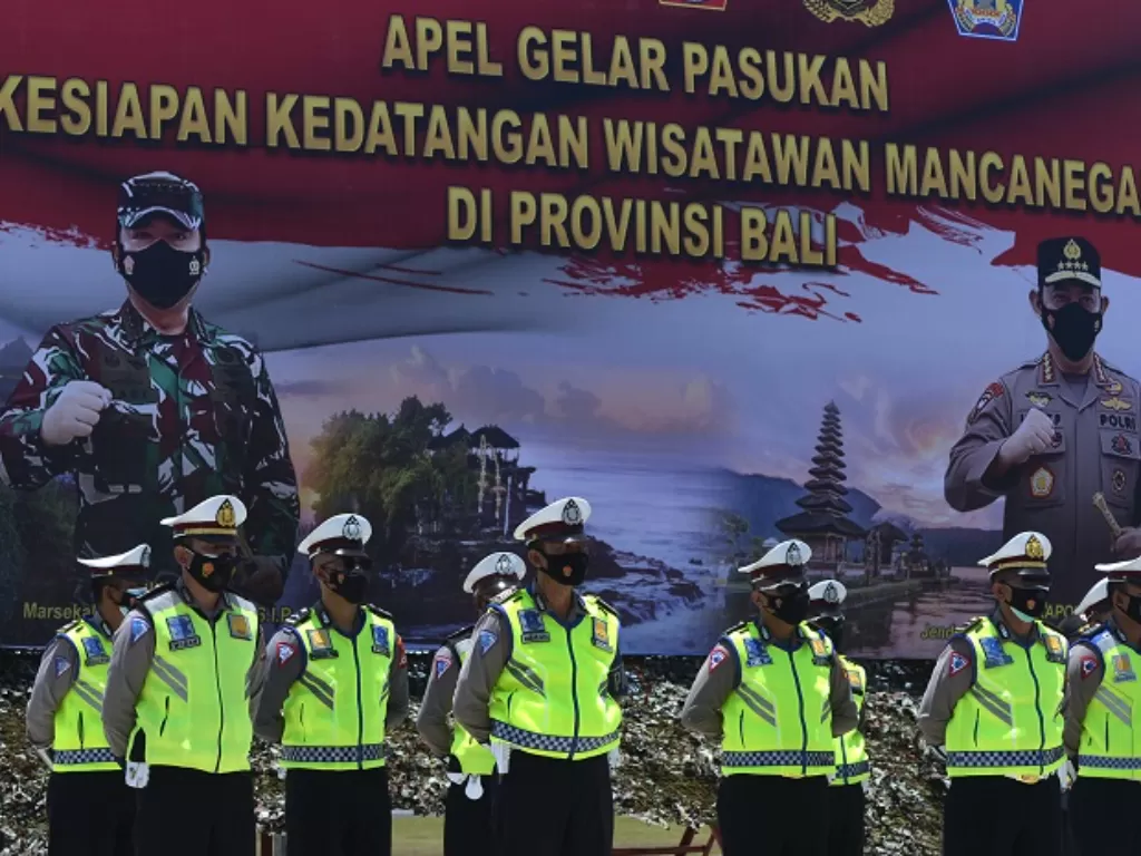 Sejumlah Polisi mengikuti Apel Gelar Pasukan Kesiapan Kedatangan Wisatawan Mancanegara (wisman). (ANTARA FOTO/Fikri Yusuf)