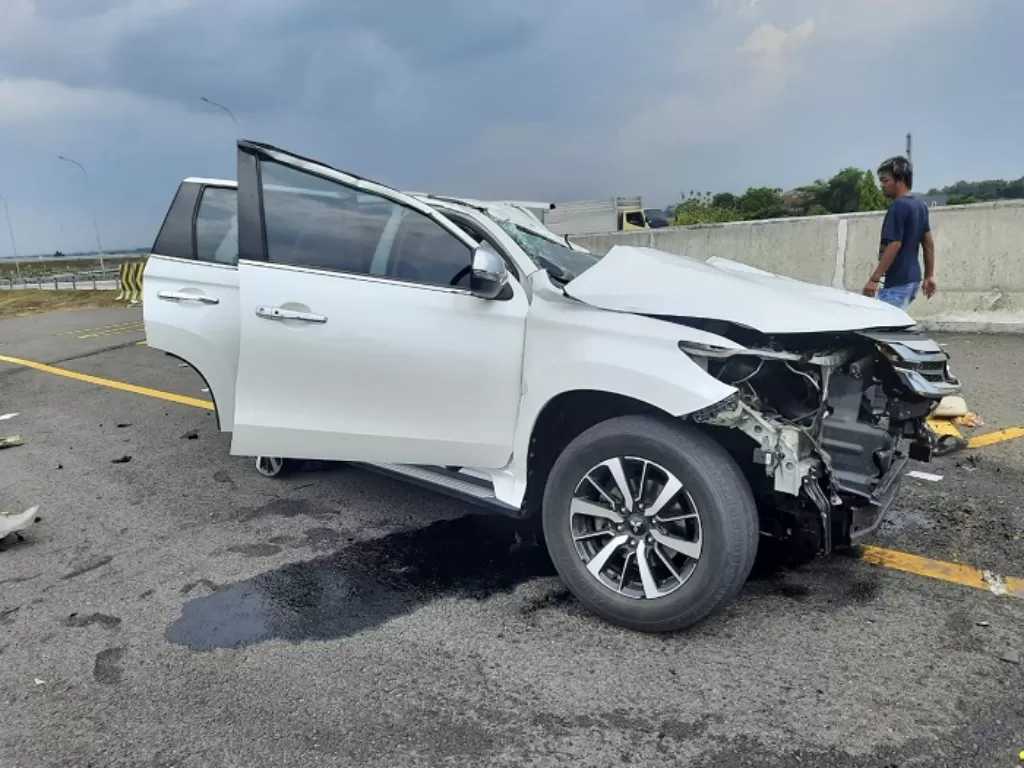 Kondisi mobil Vanessa Angel usai mengalami kecelakaan di ruas jalan Tol Nganjuk. (Istimewa)