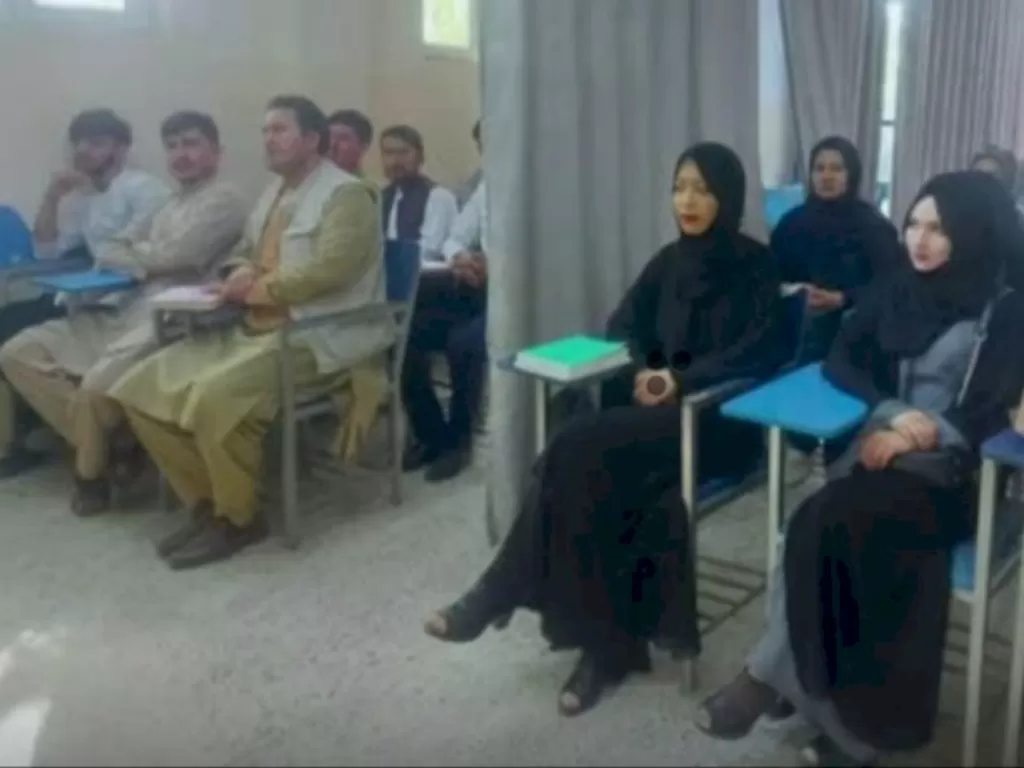 Kebijakan pemisahan mahasiswa perempuan dengan laki-laki di perguruan tinggi oleh pemerintahan Taliban di Afghanistan (REUTERS)