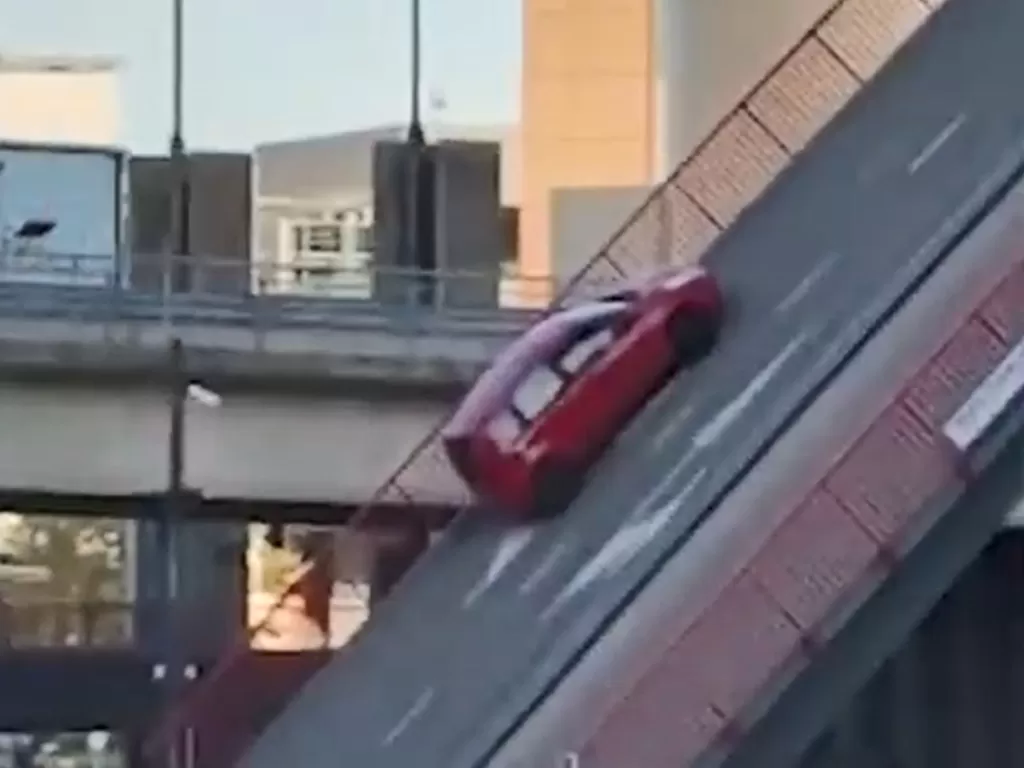 Mobil terjebak di jembatan hidrolik di Belgia (Source: YouTube - VanMorgen!)