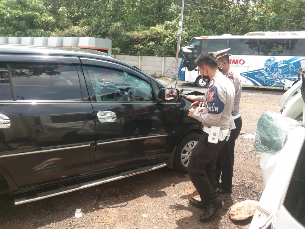 Mobil yang digunakan Dekan Fakultas Peternakan UGM, I Gede Suparta Budisatria saat terlibat kecelakaan di Cipali (Dok Istimewa)