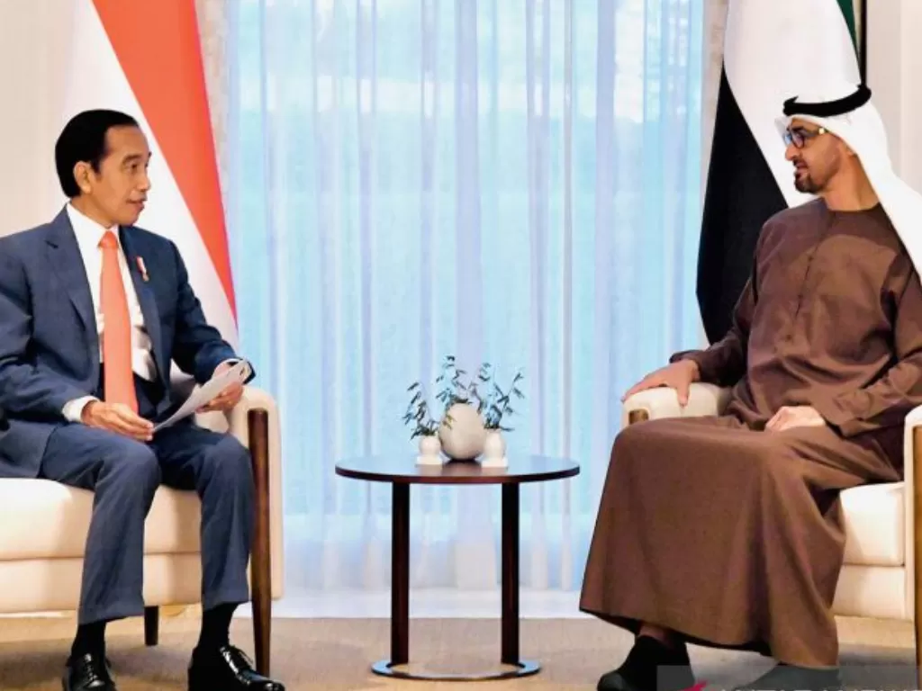 Presiden Joko Widodo (kiri) berbincang dengan Putra Mahkota Abu Dhabi dan Wakil Panglima Tertinggi Angkatan Bersenjata UEA Sheikh Mohamed bin Zayed Al Nahyan saat tiba di Istana Al-Shatie, Abu Dhabi, Uni Emirat Arab, Rabu (3/11/2021)