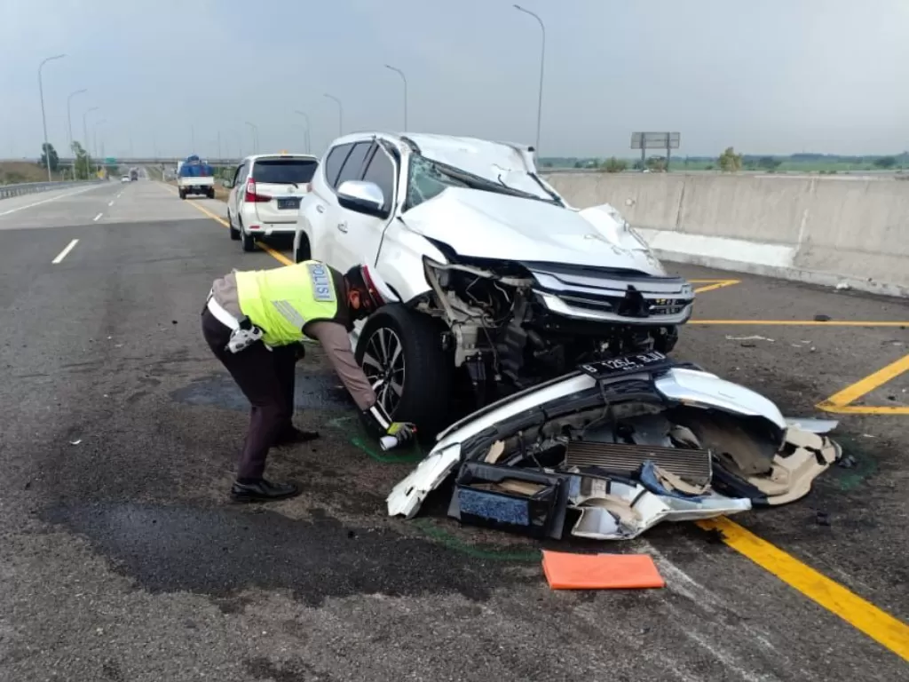 Kondisi mobil Vanessa Angle dan Bibi Ardiansyah remuk usai kecelakaan di Tol Nganjuk. (Istimewa)